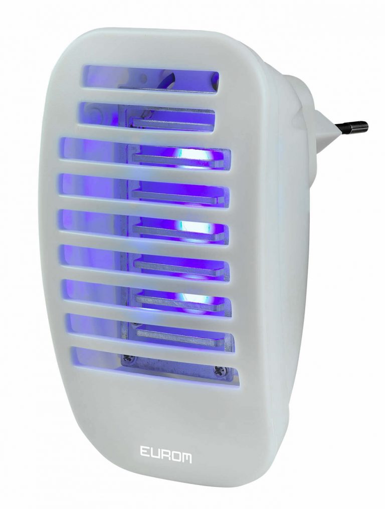 8713415211047 Fly Away Plug-in compact insect killer for in socket LED lamp 800 Volt high voltage grid